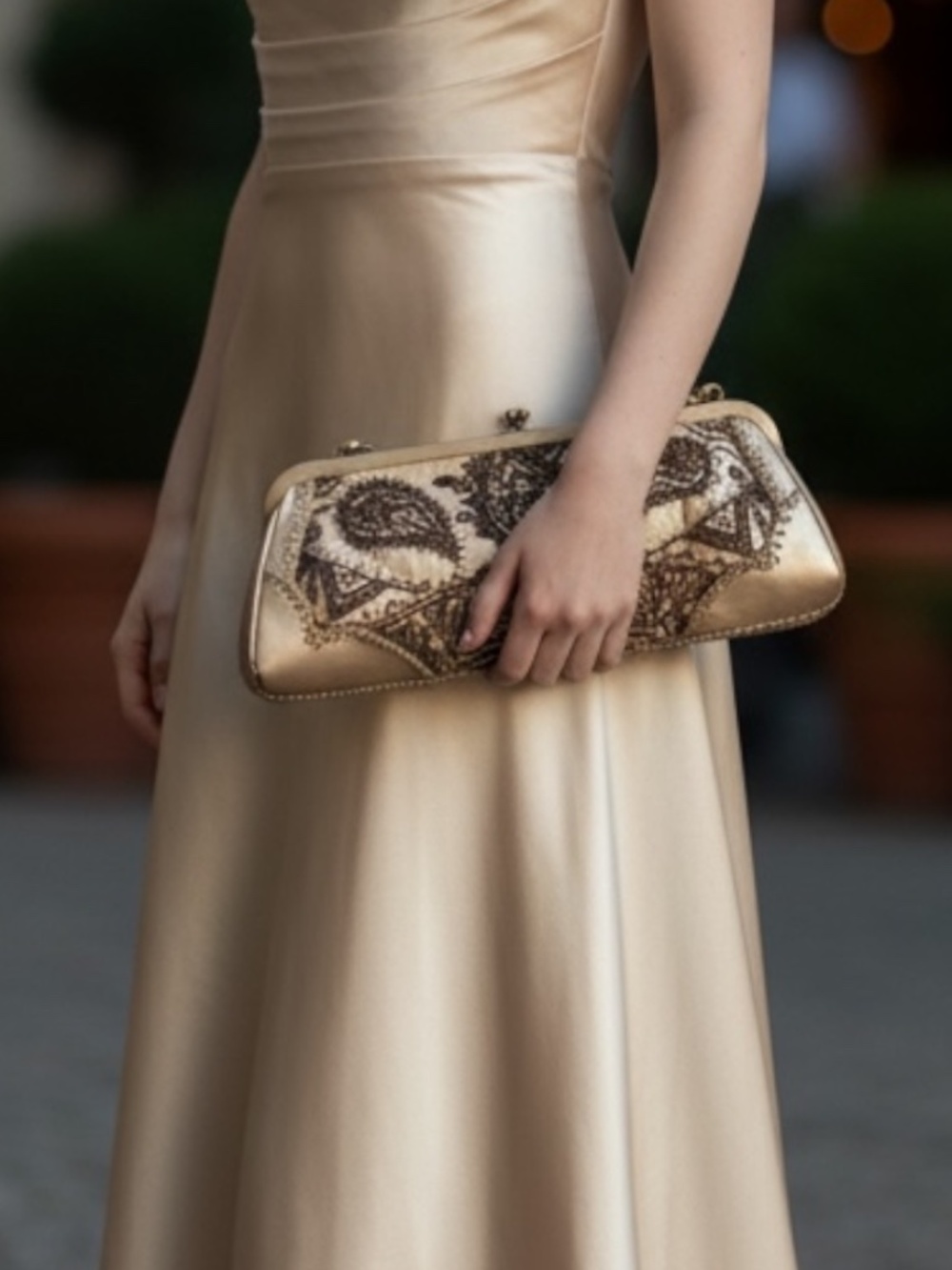 🤩 Isabella Fiore Terry Lavish embroidered kiss lock shoulder bag
